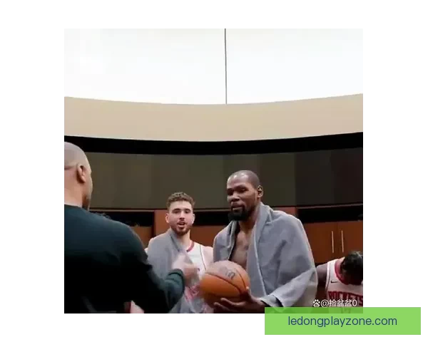 火箭众将庆祝胜利朝杜兰特泼水 乌度卡将比赛用球赠送阿杜