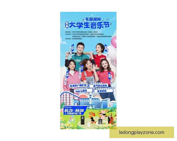 艾维街头激情演讲手持麦克风大胆表达观点引发路人热烈关注