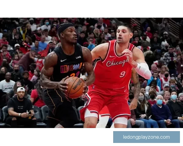 富尔茨迎来猛龙生涯首秀 接巴恩斯精准助攻命中首球